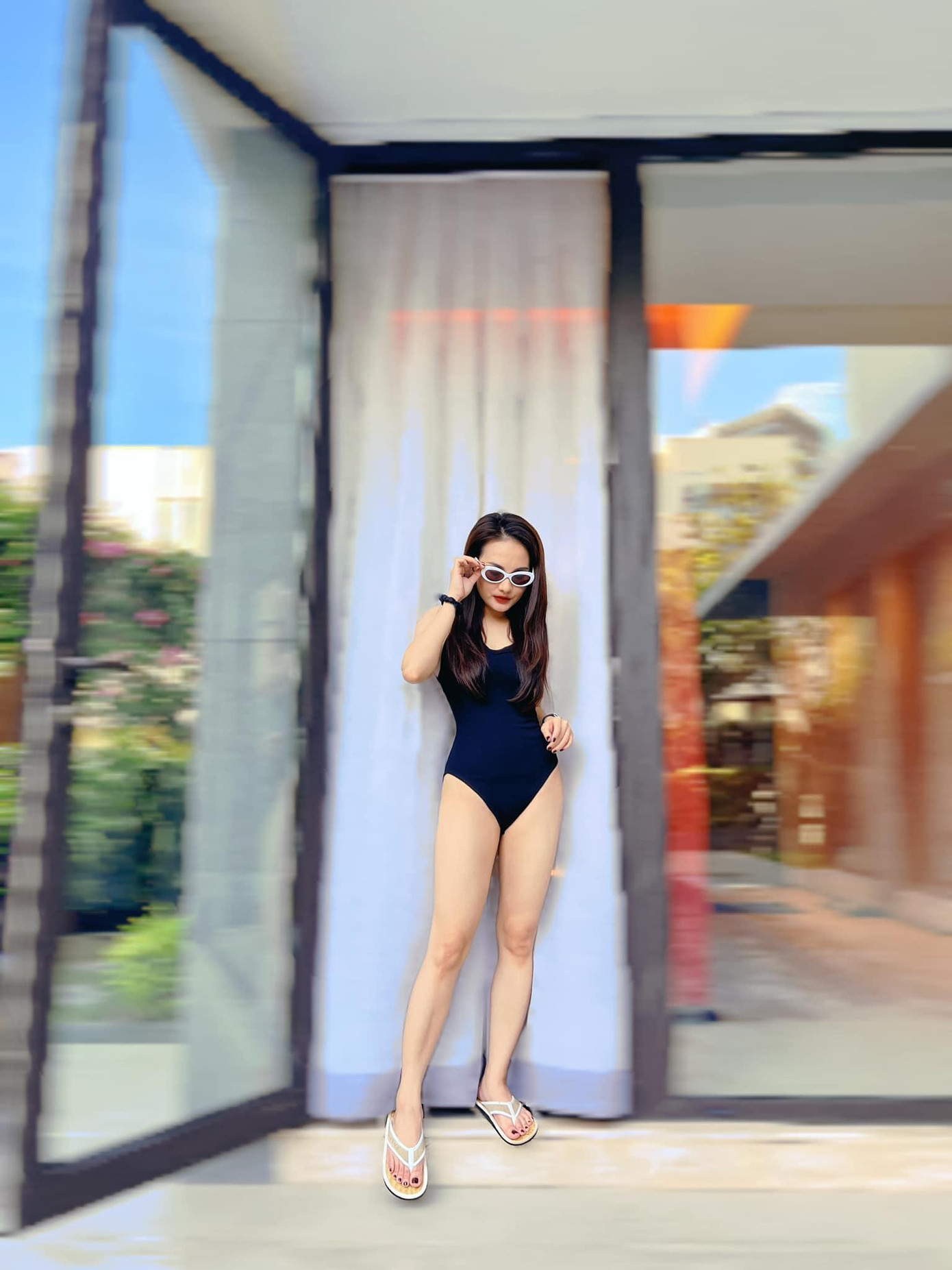 “Đẹp xuất sắc, ai bảo là gái hai con chứ”; “Vóc dáng đã về tuổi 18”; “Dáng đẹp quá chị ơi”; “Chị về dáng nhanh quá”; “Dáng nuột nà làm bao người mê say. Ai bảo là gái hai con chứ”; “Xinh hết nấc luôn”; “Nhìn thế này ai nghĩ là mẹ bỉm hai con”; “Đẹp từng cen-ti-met”… là một số bình luận khen ngợi của cư dân mạng.