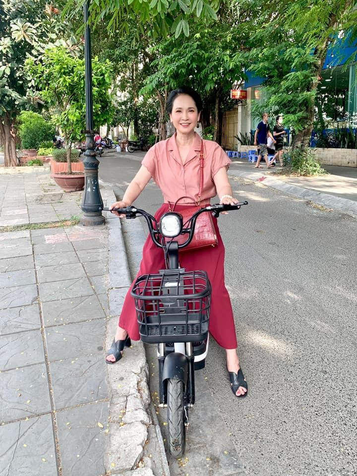 Trên trang cá nhân, NSND Lan Hương chia sẻ một số hình ảnh hậu trường và nói lời chia tay đoàn làm phim “Thương ngày nắng về”. NSND Lan Hương viết: “Bác cho em mượn quả xe em về quê nhá! Em chào anh chị em trong đoàn phim Thương ngày nắng về. Xong phim có được quả xe đạp điện này về quê là may lắm rồi”.