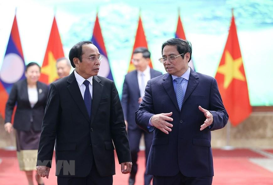 Thủ tướng Phạm Minh Chính với Thường trực Ban Bí thư, Phó Chủ tịch nước Lào Bounthong Chitmany. (Ảnh: Dương Giang/TTXVN)