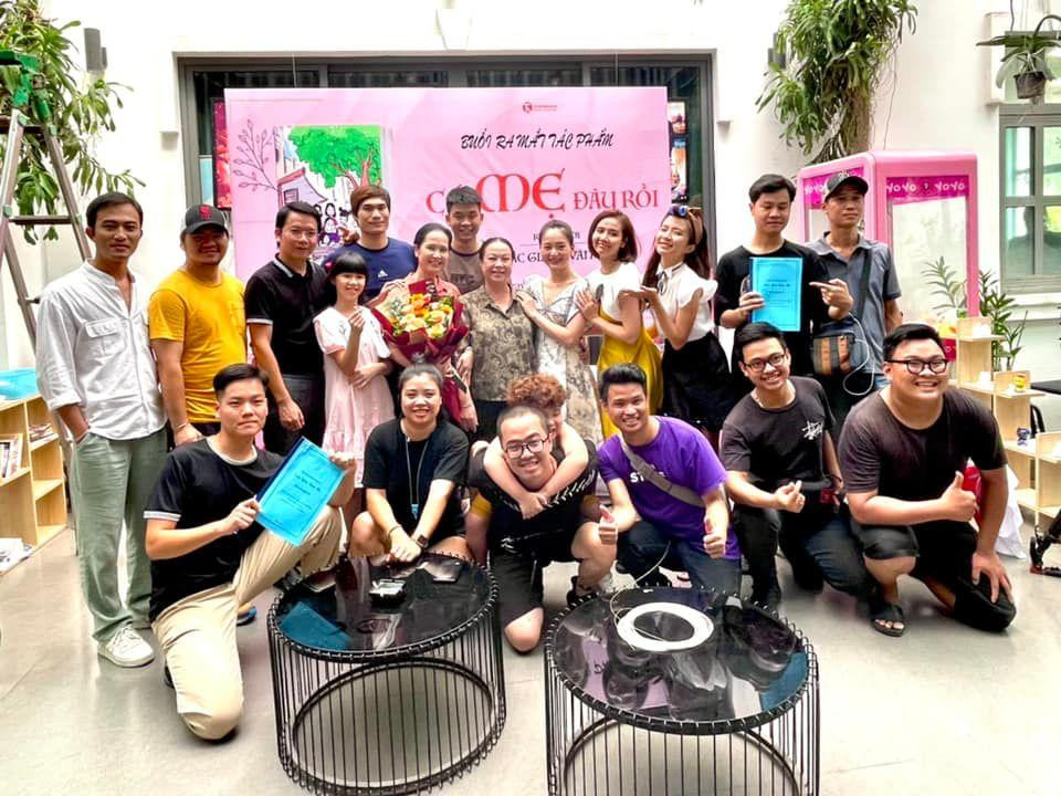 Sau cảnh quay này, bà Hiền chính thức hết vai và có thể về quê cùng chồng. “Chúc mừng cô Bông đã hoàn thành vai diễn xuất sắc”; “Bà Hiền hôm nay trông xinh và hiền hậu quá, không thấy đeo khăn nữa. Hẹn tối nay gặp bà nhé. Chào em nhé”; “Dạo này không thấy bà Hiền trên phim con nhớ quá cô ơi, con chúc mừng cô đã hoàn thành xuất sắc trong vai diễn này ạ”; “Mấy tập phim gần đây không có chị lại nhớ”; “Bà Hiền bỏ khăn ra thành bà Hương xinh đẹp và hiền lắm ý”; “Chúc mừng NSND Lan Hương hoàn thành xuất sắc vai diễn. Thêm một bà Hiền đáng nhớ với khán giả truyền hình”… là một số bình luận của khán giả dành cho NSND Lan Hương.