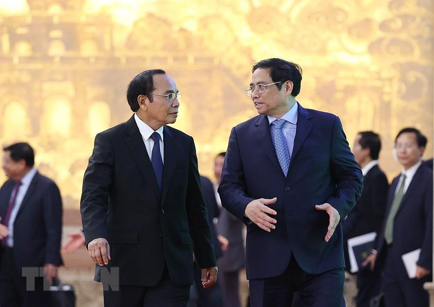 Thủ tướng Phạm Minh Chính với Thường trực Ban Bí thư, Phó Chủ tịch nước Lào Bounthong Chitmany. (Ảnh: Dương Giang/TTXVN)