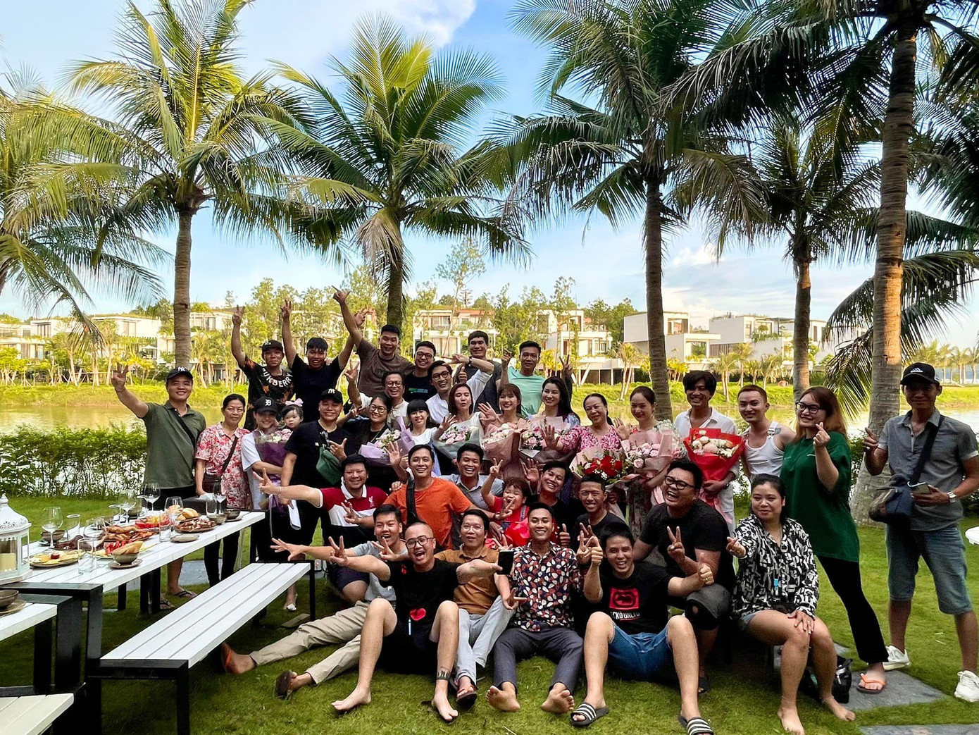 Ekip "Thương ngày nắng về" trong ngày đóng máy.