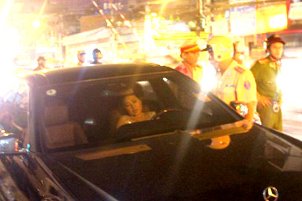 Bà Lan cố thủ trên xe nhiều giờ liền