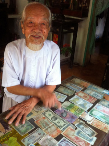 Ông Ba Thơ chỉ những tờ giấy bạc xưa mà ông lưu giữ được . Ông Ba Thơ chỉ những tờ giấy bạc xưa mà ông lưu giữ được