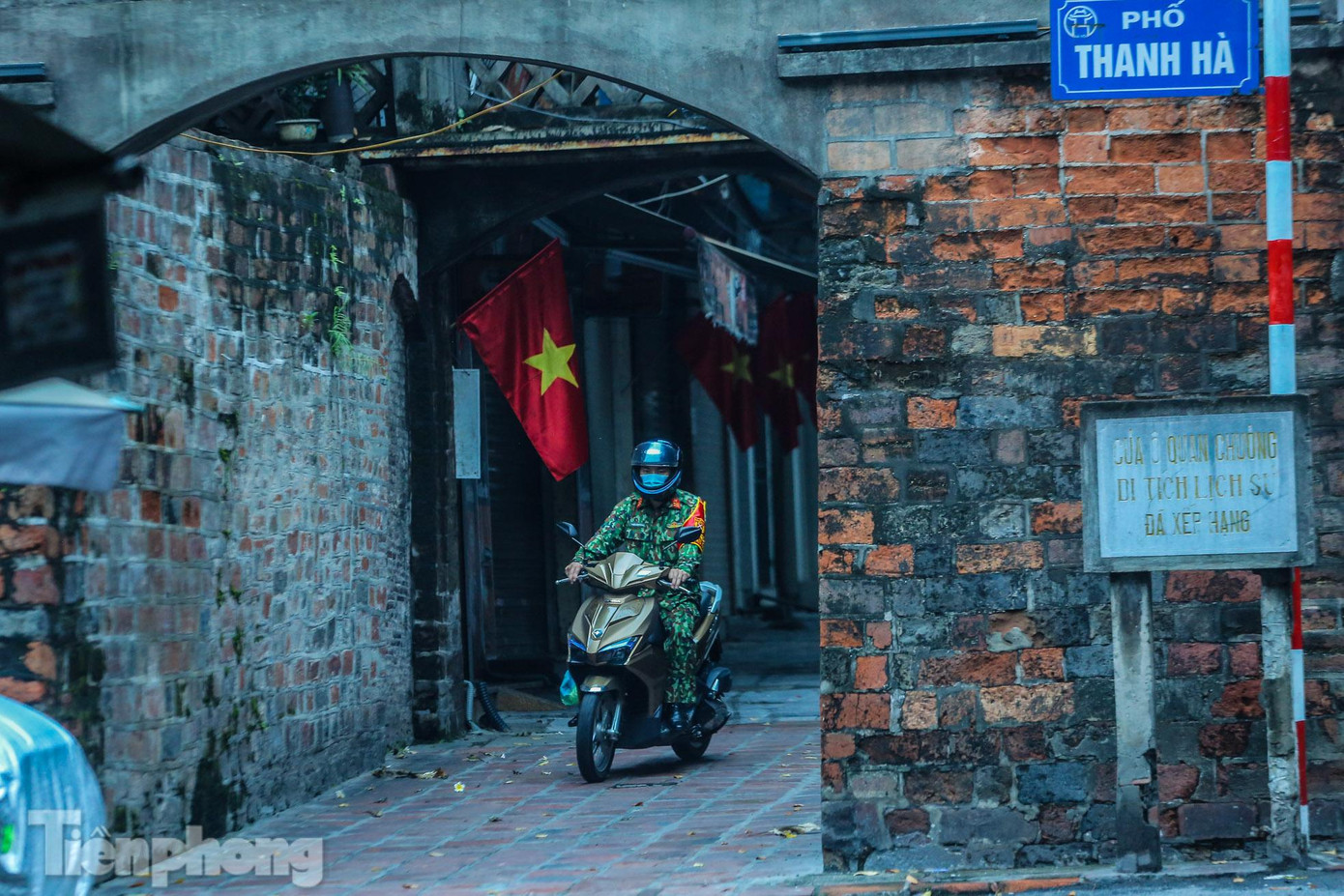 Các phương tiện lưu thông qua các lối của Ô Quan Chưởng.