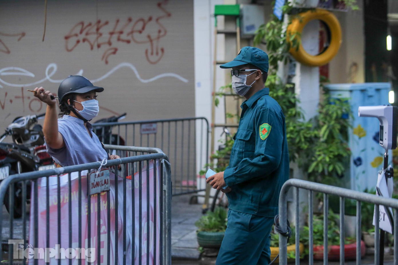 Được biết, chợ Hàng Bè chỉ phục vụ nhân dân trên địa bàn, song lực lượng chức năng đang tính đến phương án phân ngày chẵn lẻ để người dân phường lân cận có thể mua hàng tại đây.