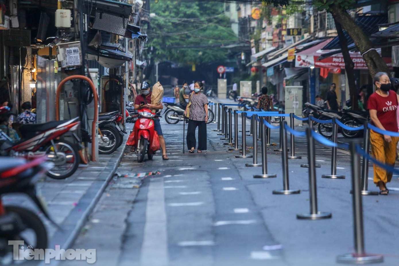 Các lối đi trong chợ đều được đánh dấu vị trí đảm bảo giãn cách.