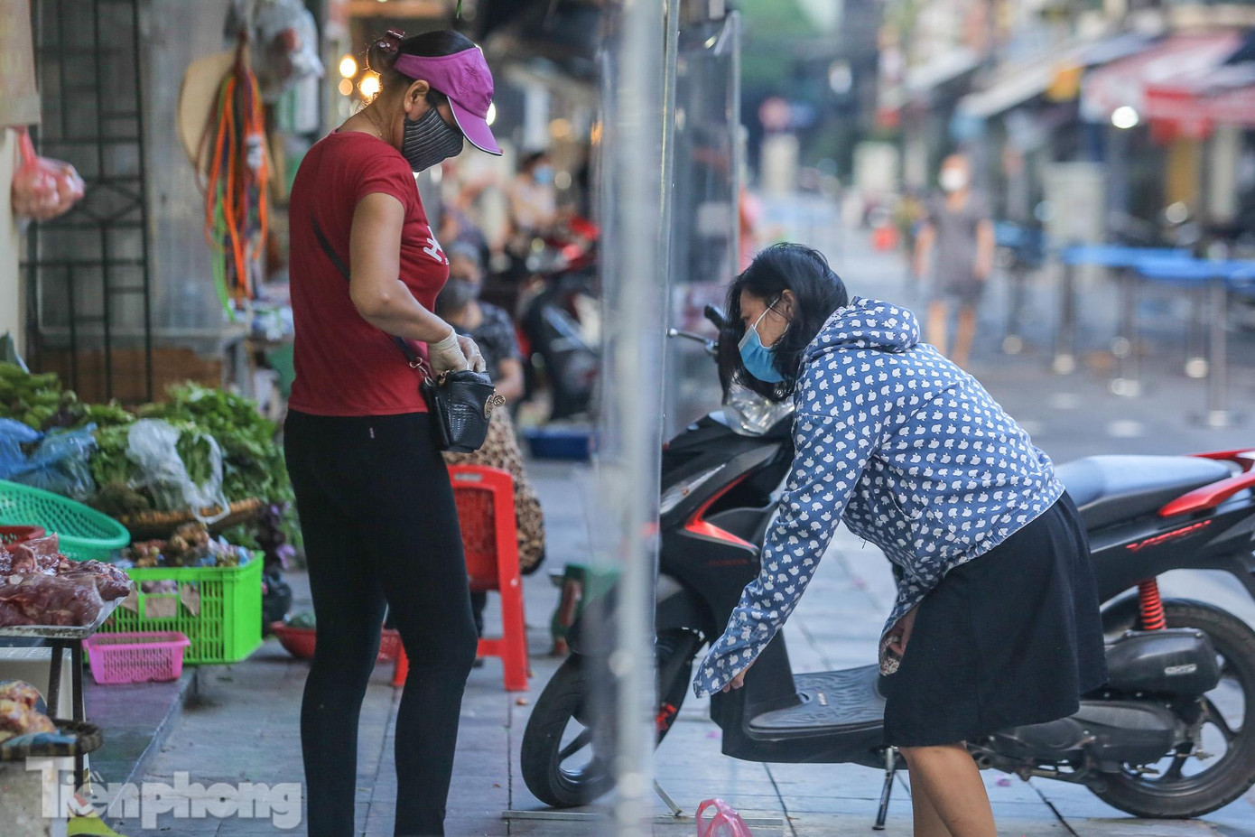 Để đảm bảo phòng dịch, người mua và bán không tiếp xúc trực tiếp.