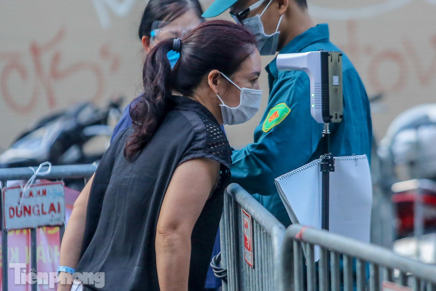 Toàn bộ người dân vào chợ Hàng Bè mua bán đều được kiểm tra thẻ đi chợ và đo thân nhiệt để bảo đảm an toàn và thực hiện nghiêm quy định giãn cách xã hội.