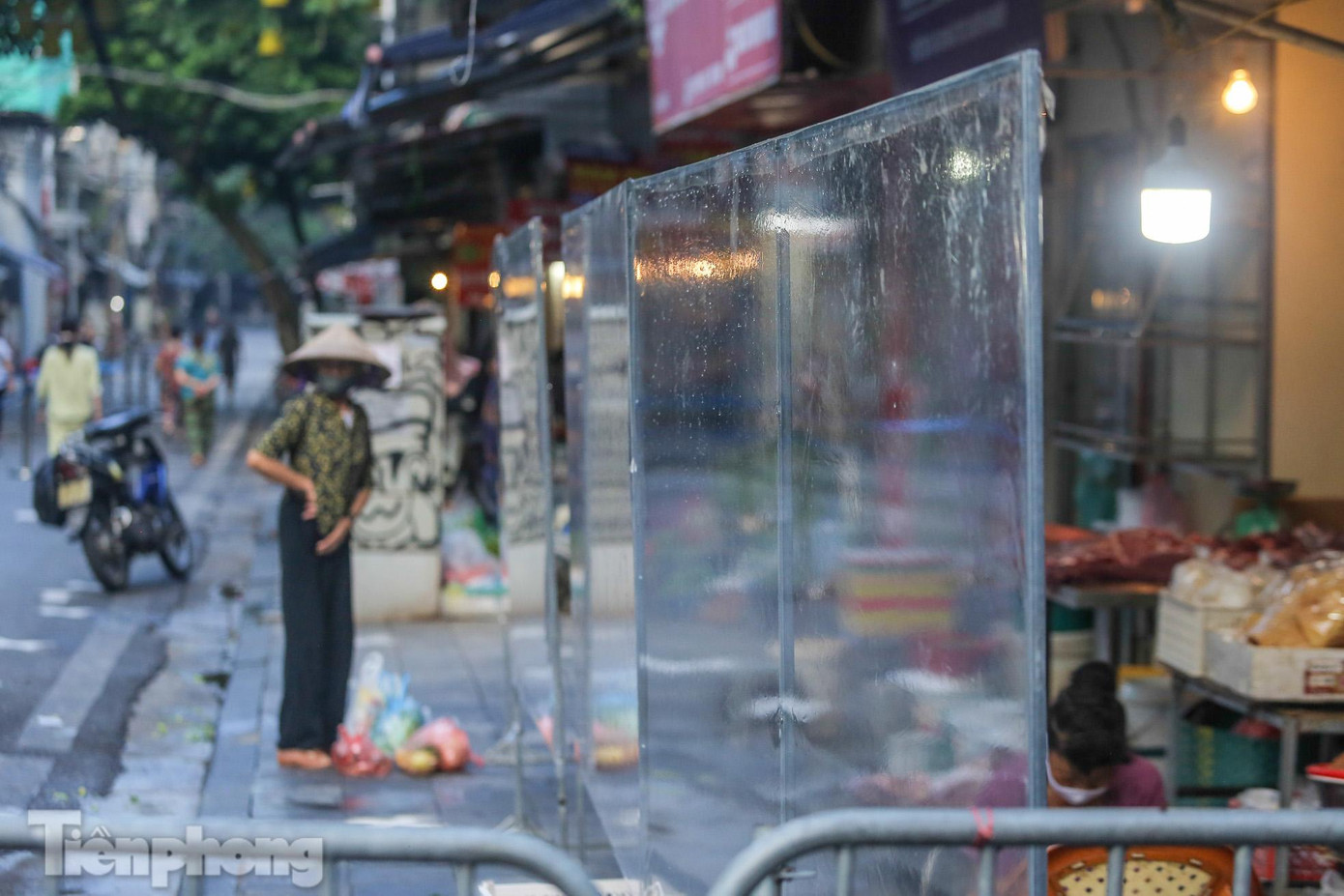 Trong đợt mở cửa trở lại, lực lượng chức năng cho biết sẽ tổ chức phân luồng, làm tấm chắn giọt bắn, bố trí lực lượng chức năng hướng dẫn người dân vào chợ thực hiện khai báo y tế.