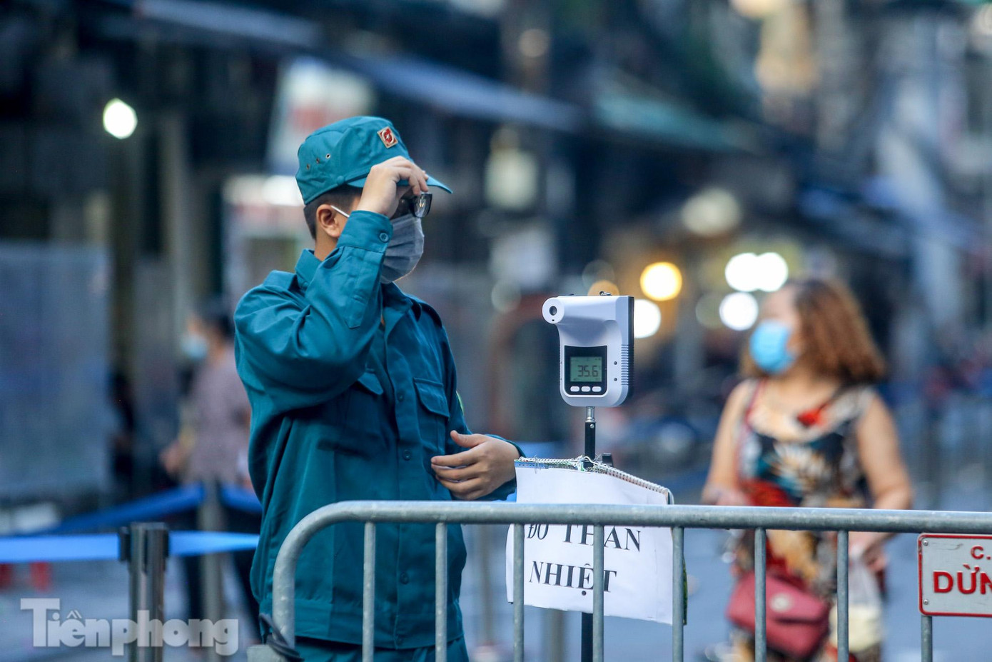 Máy đo thân nhiệt được bố trí tại rào chắn, các cửa ngõ vào chợ.