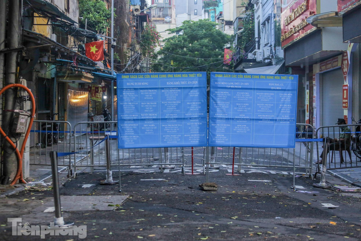 Danh sách cửa hàng và số điện thoại được lực lượng chức năng niêm yết trước cổng chợ để thuận tiện cho người dân có thể đặt hàng từ bên ngoài.