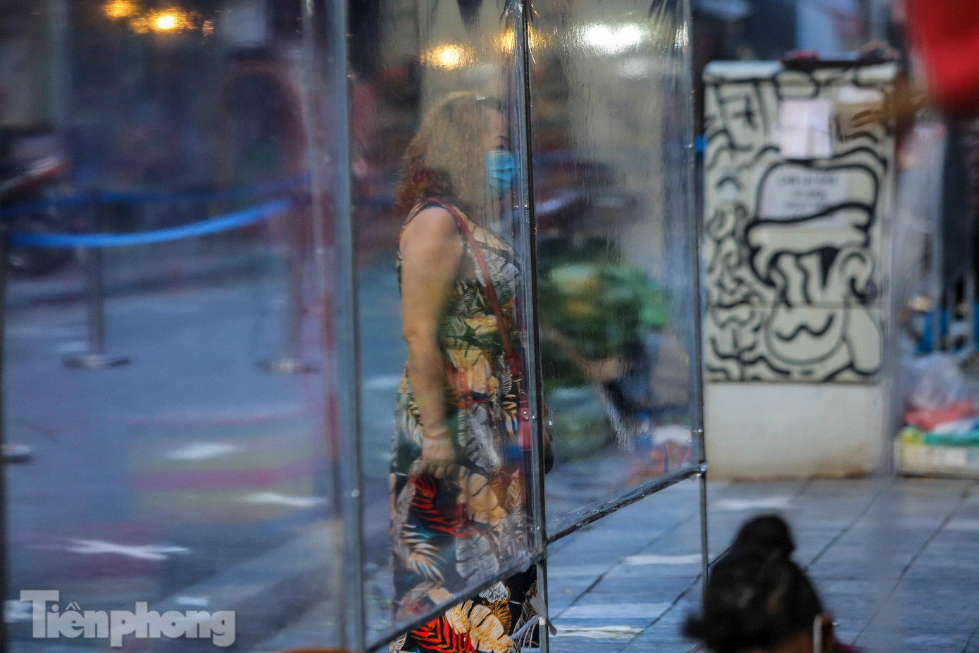 Tấm chắn giọt bắn với khổ lớn đảm bảo tránh tiếp xúc giữa các tiểu thương với khách hàng.