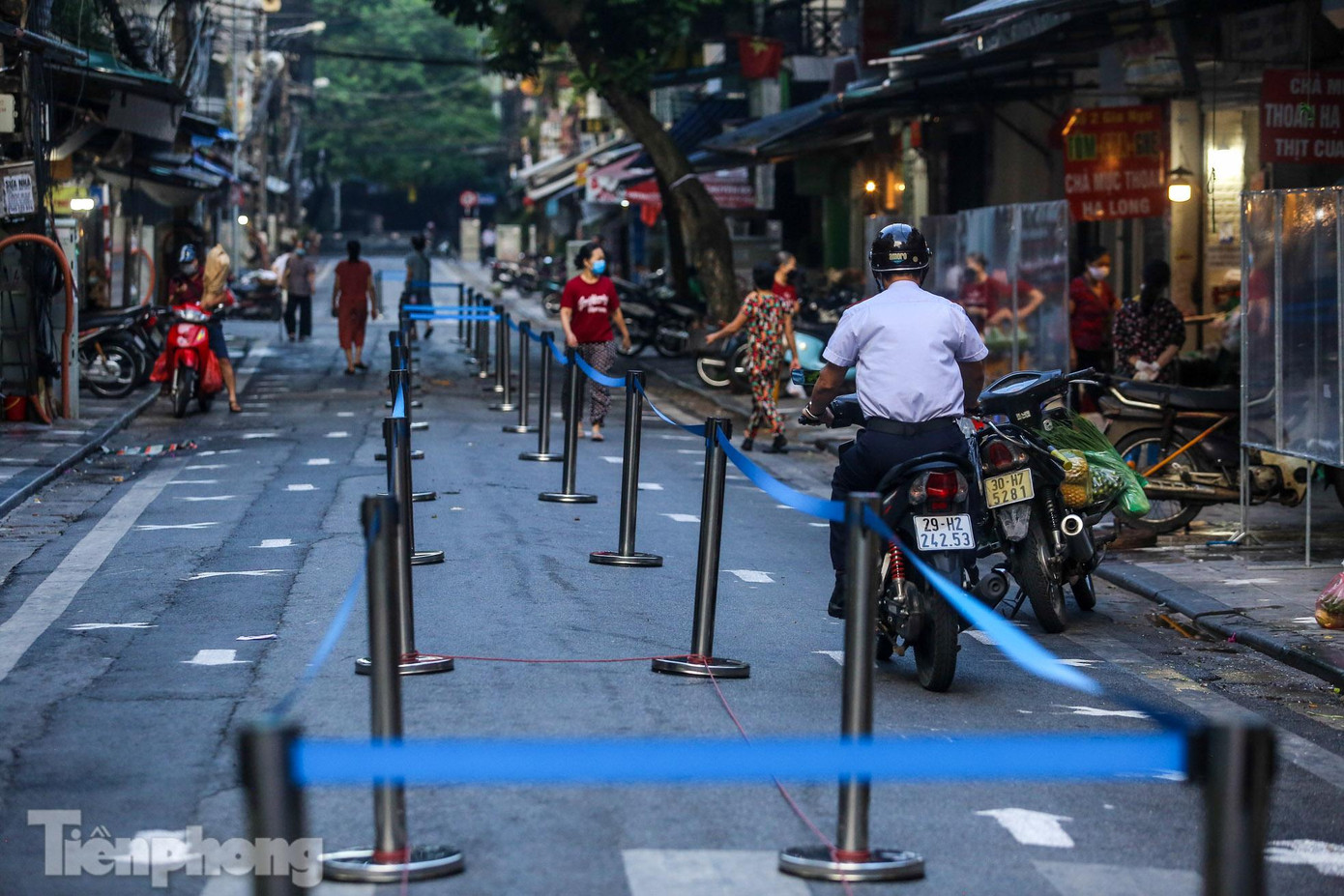 Ghi nhận của PV, trong những ngày đầu mở cửa trở lại, chợ vẫn chưa đông khách, nhiều gian hàng vẫn còn trống.