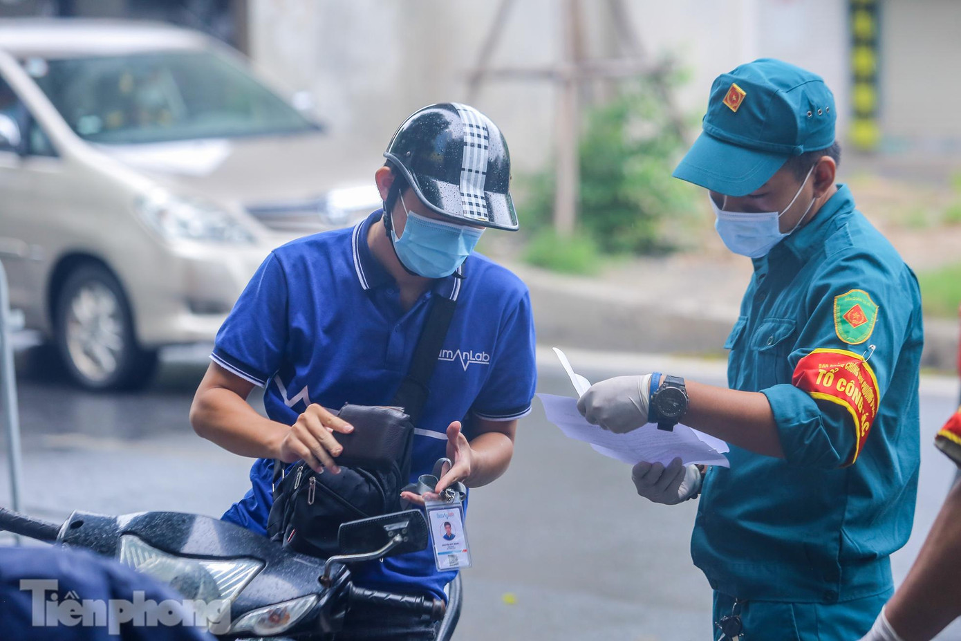 Hầu hết, người tham gia giao thông xuất trình được giấy đi đường theo quy định, việc kiểm tra tại các chốt kiểm soát diễn ra nhanh chóng và không còn bị ùn ứ. Hầu hết, người tham gia giao thông xuất trình được giấy đi đường theo quy định, việc kiểm tra tại các chốt kiểm soát diễn ra nhanh chóng và không còn bị ùn ứ.