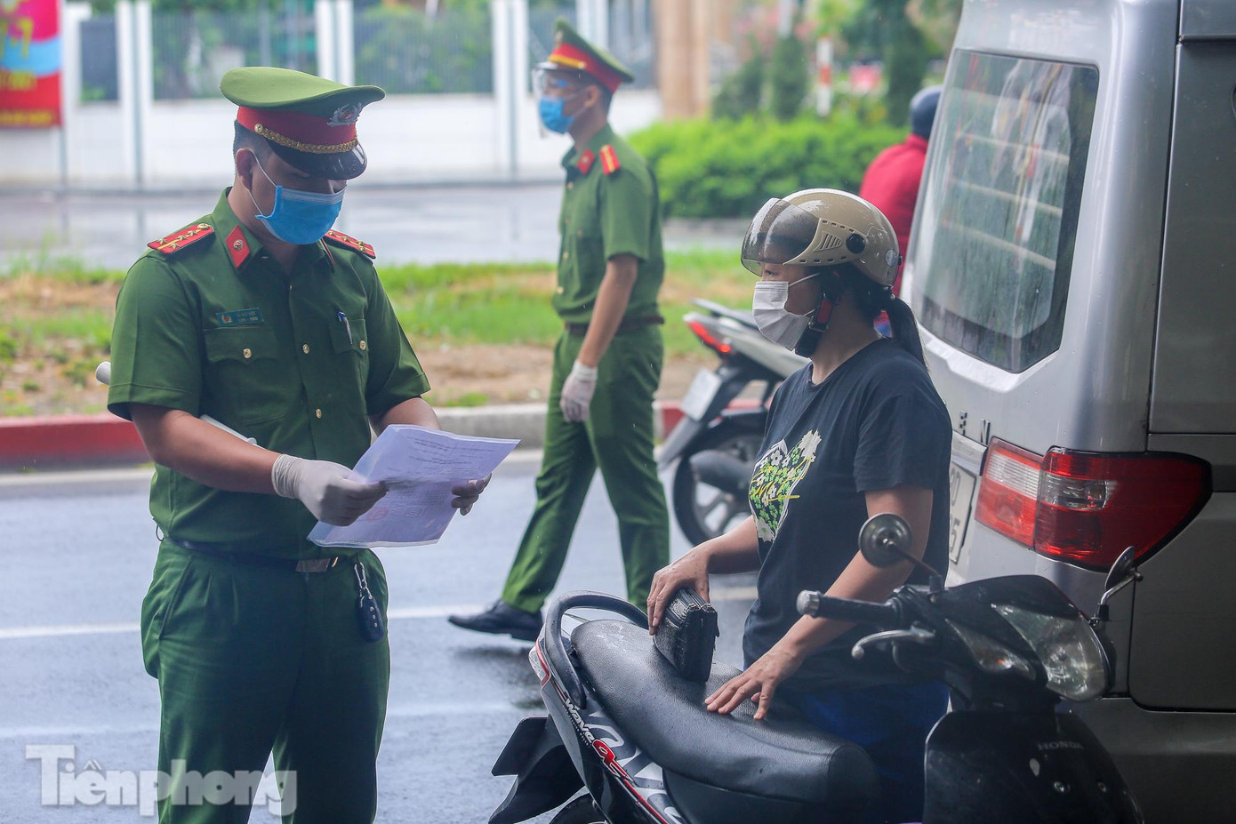 Theo văn bản sáng 10/8, Hà Nội dừng việc kiểm tra giấy đi đường có xác nhận của UBND phường xã và lịch làm việc của nhân dân. Theo văn bản sáng 10/8, Hà Nội dừng việc kiểm tra giấy đi đường có xác nhận của UBND phường xã và lịch làm việc của nhân dân.