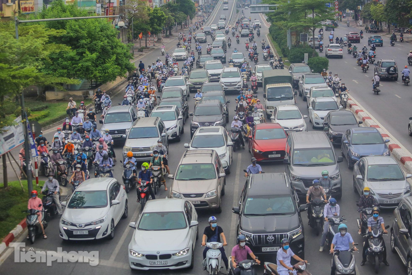 Trong một số ngày gần đây, nhiều tuyến phố như Trường Chinh, Nguyễn Trãi, Tây Sơn lại có dấu hiệu đông đúc người và phương tiên lưu thông. Trong một số ngày gần đây, nhiều tuyến phố như Trường Chinh, Nguyễn Trãi, Tây Sơn lại có dấu hiệu đông đúc người và phương tiên lưu thông.