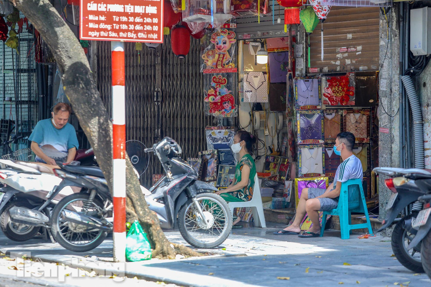 Thậm chí, một số cửa hàng mở cửa, treo đồ bán công khai mặc dù đây không phải là mặt hàng thiết yếu.