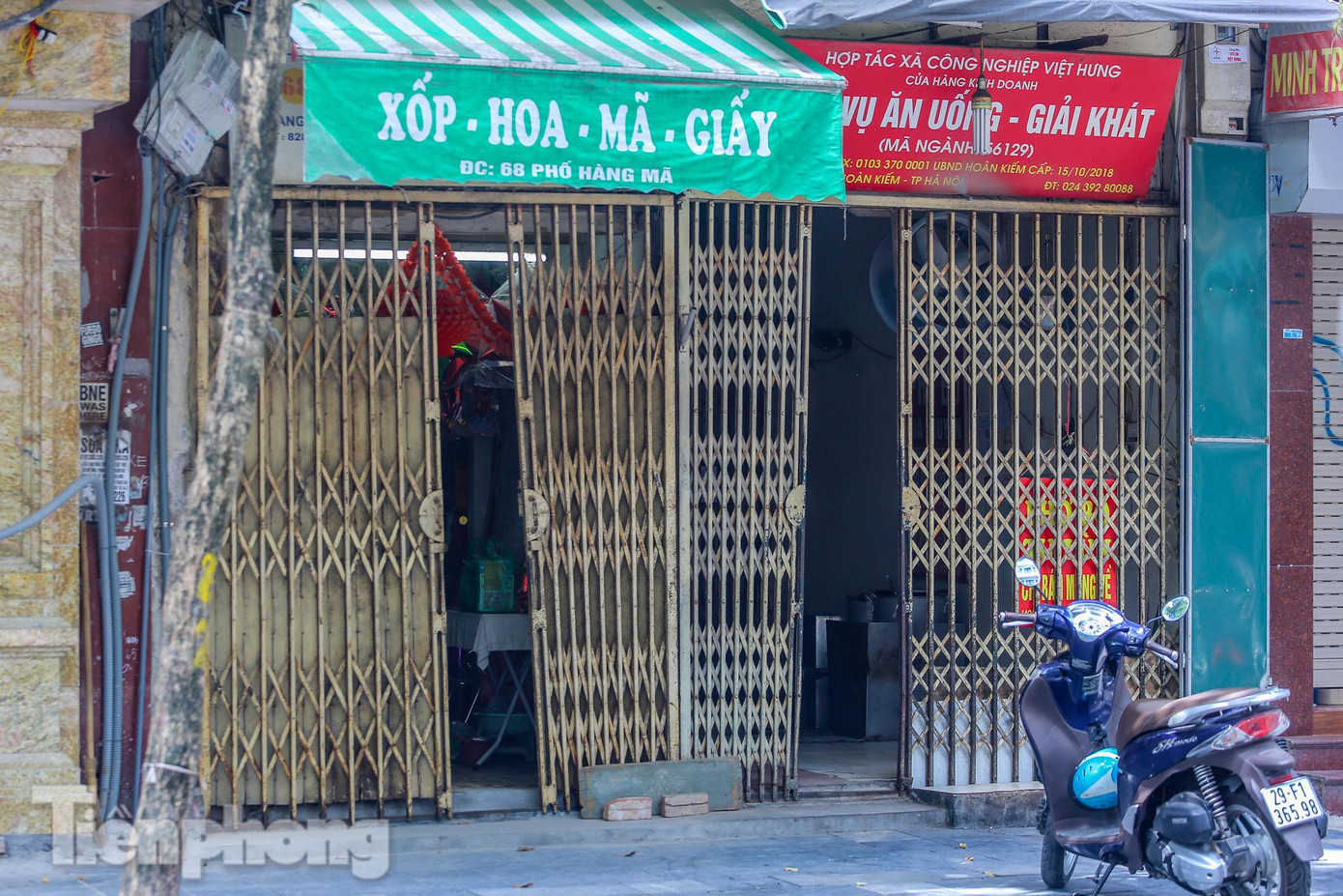 Tuy nhiên, theo ghi nhận của PV trong những ngày cận Rằm tháng 7, một số tiểu thương hé cửa bán hàng cho khách.