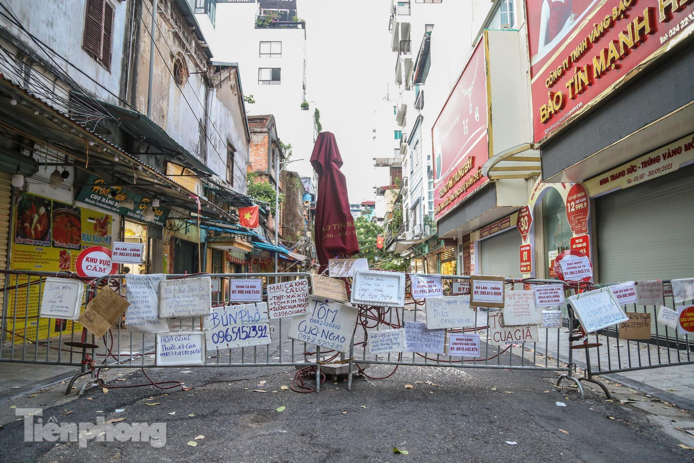 Những ngày này, "chợ nhà giàu" bị rào lại, hạn chế người dân đi chợ để phòng dịch COVID-19.
