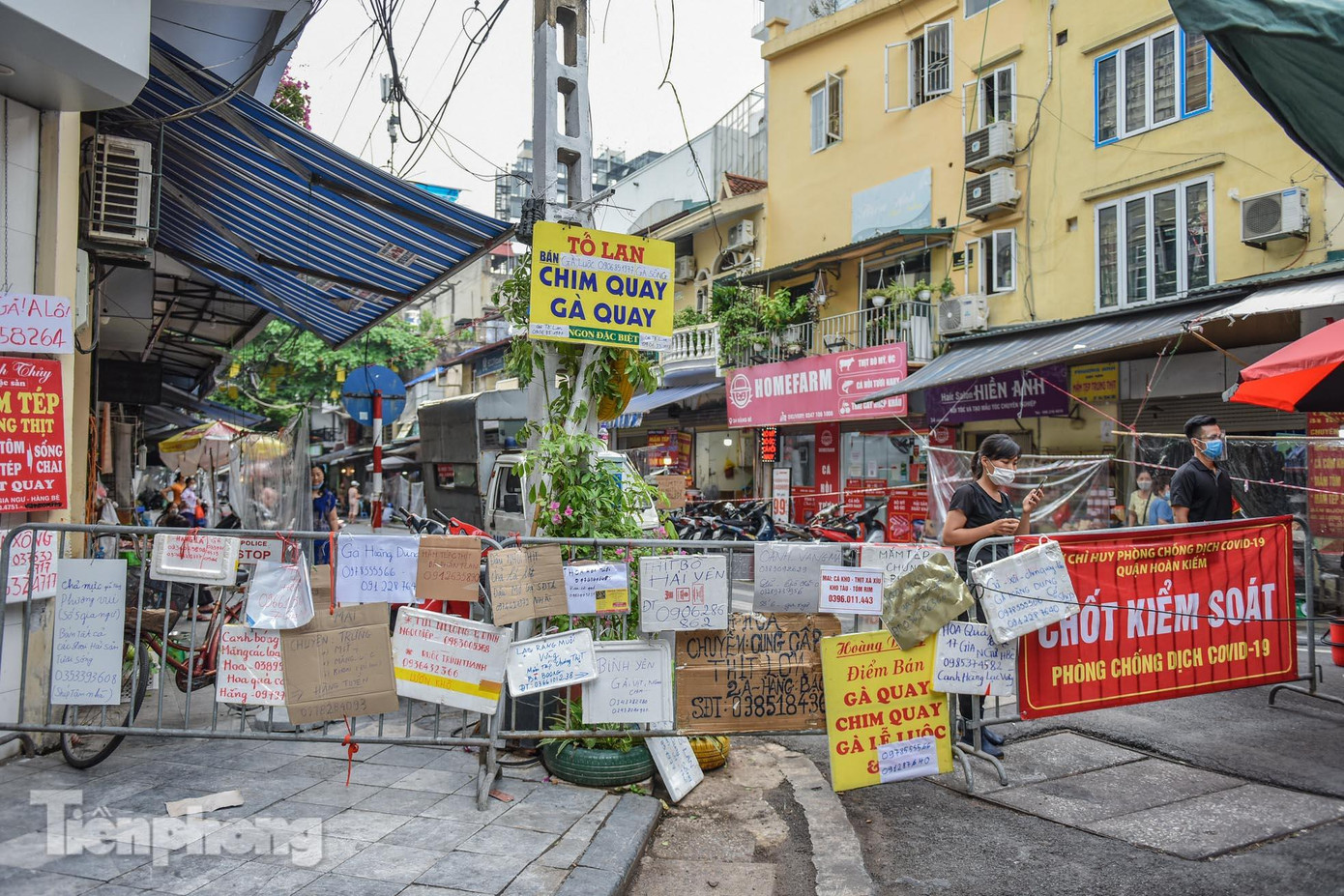 Người mua hàng sẽ chọn các mặt hàng ngay tại rào chắn.