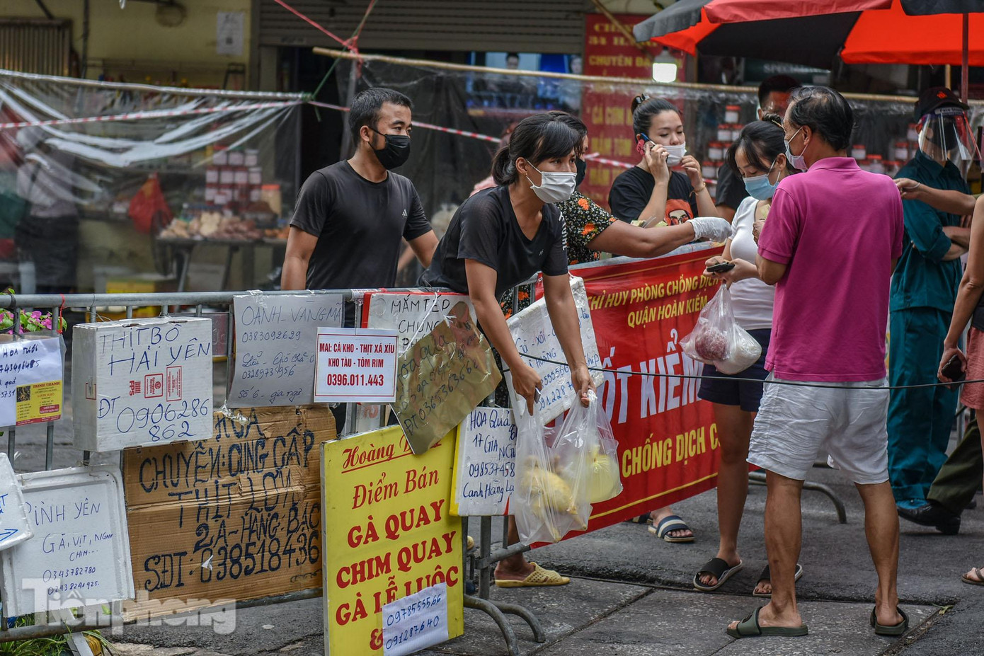 Việc mua bán như này được diễn ra nhanh chóng, người mua hàng không phải chọn lựa nhiều, tránh tiếp xúc trong thời gian dịch bệnh COVID-19 đang diễn biến phức tạp trong cộng đồng.