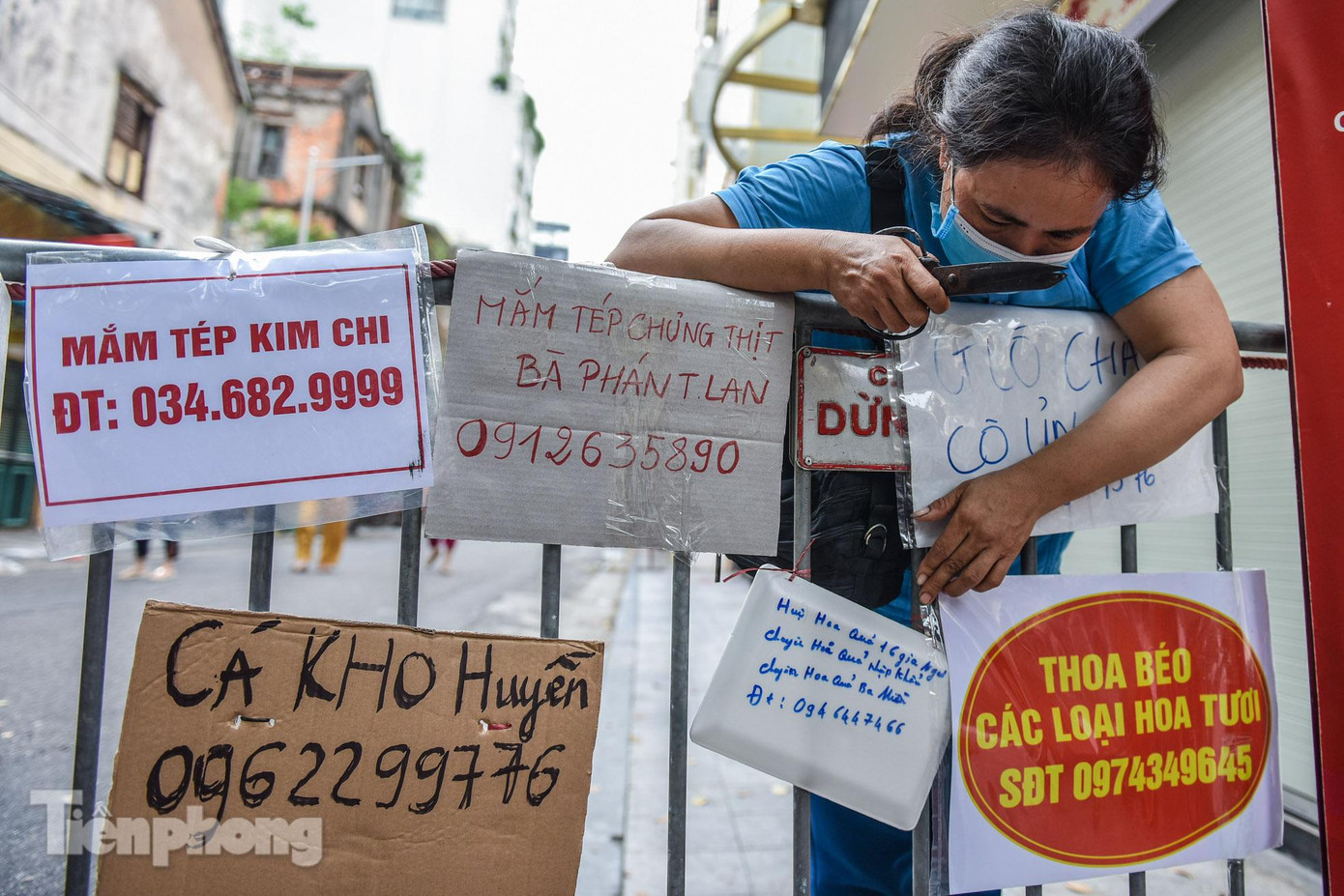 Một tiểu thương ở đây cho biết, ý tưởng và thực hiện bán hàng kiểu này bắt đầu từ ngày 15/8.