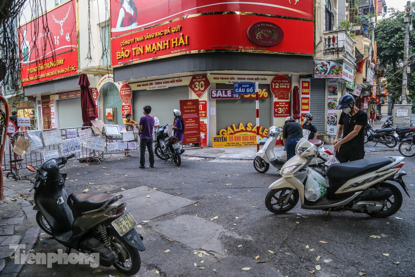 Chợ Hàng Bè (quận Hoàn Kiếm, Hà Nội) là chợ dân sinh nổi tiếng ở khu phố cổ Hà Nội. Trước khi giãn cách xã hội, chợ luôn đông đúc người mua kẻ bán.