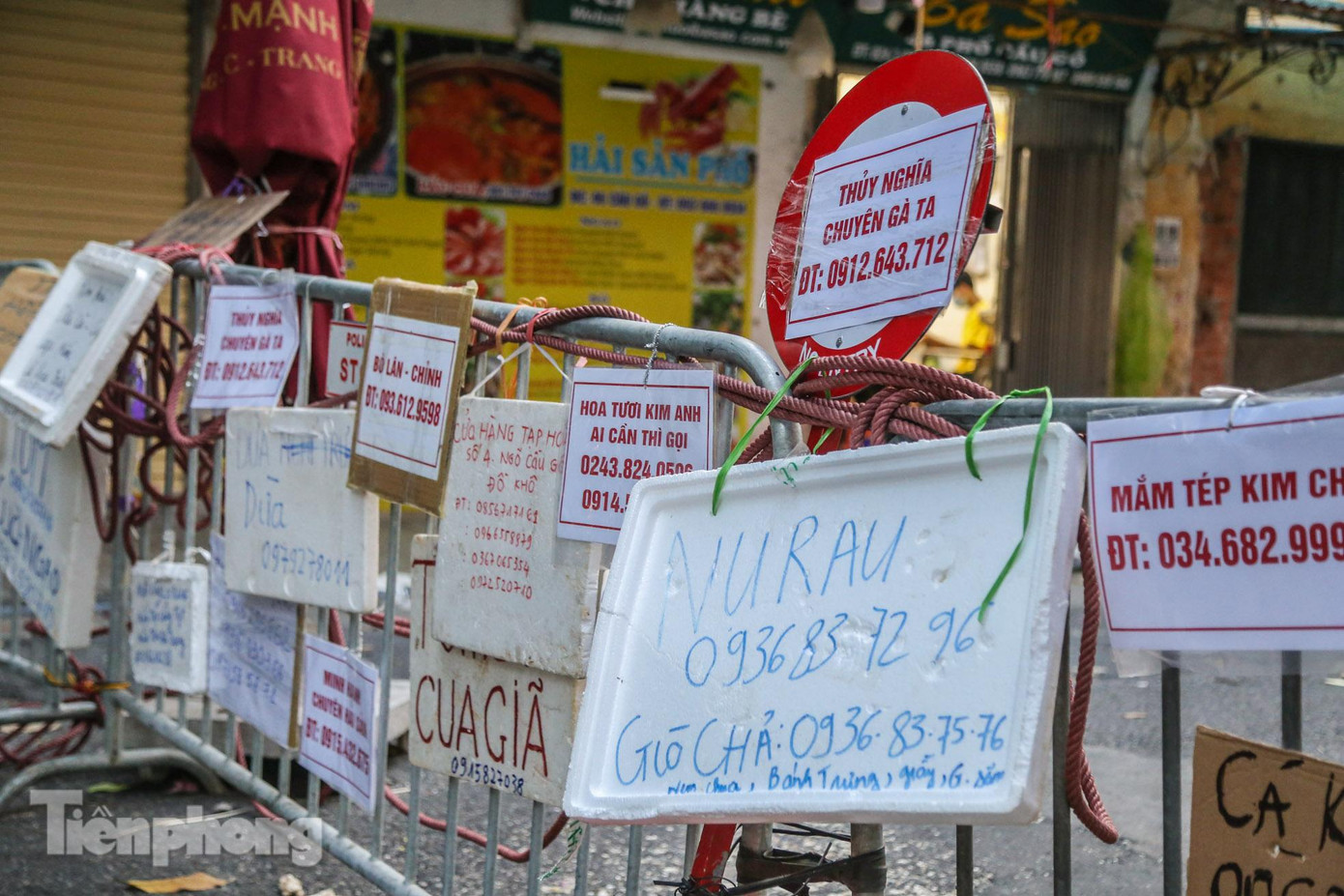 Rất nhiều mặt hàng được treo biển tại hàng rào barie đầu phố Cầu Gỗ.
