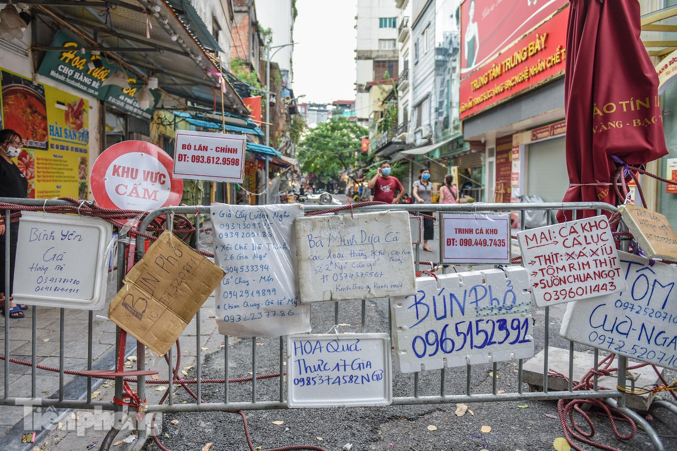Để phục vụ nhu cầu mua hàng của người dân, các tiểu thương đồng loạt treo biển in tên mặt hàng cùng với số điện thoại để người tiêu dùng có thể liên hệ từ bên ngoài.