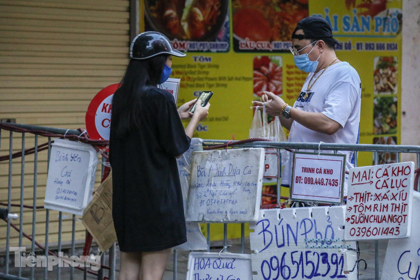 Việc mua bán được diễn ra ngay tại rào chỉ sau cú điện thoại.