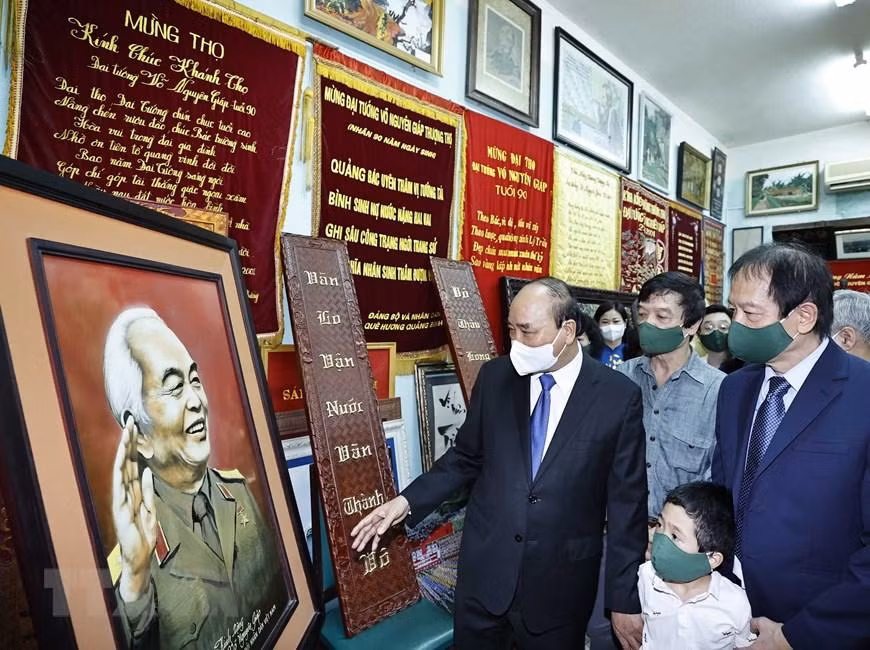 Chủ tịch nước Nguyễn Xuân Phúc tham quan phòng truyền thống Đại tướng Võ Nguyên Giáp. (Ảnh: Thống Nhất/TTXVN)