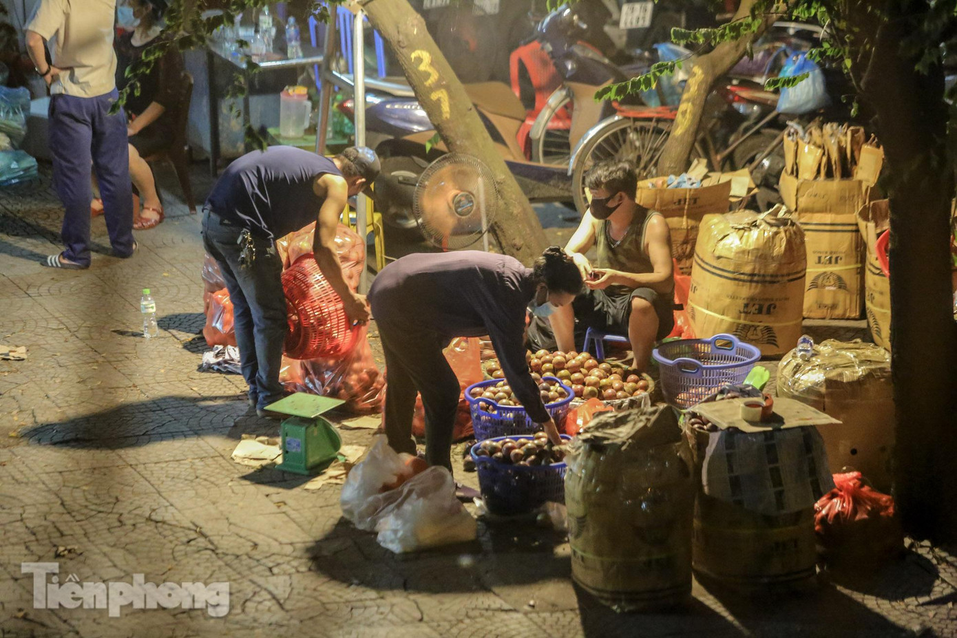 Một số người bày bán công khai tại khu đối diện chợ Long Biên trên đường Yên Phụ.