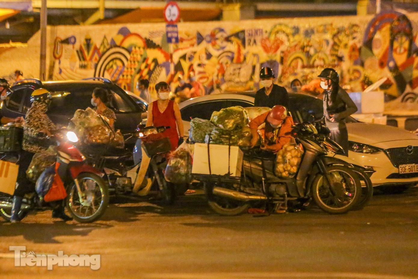 Nhiều khu vực tụ tập đến hàng chục ngườitrao đổi mua bán.