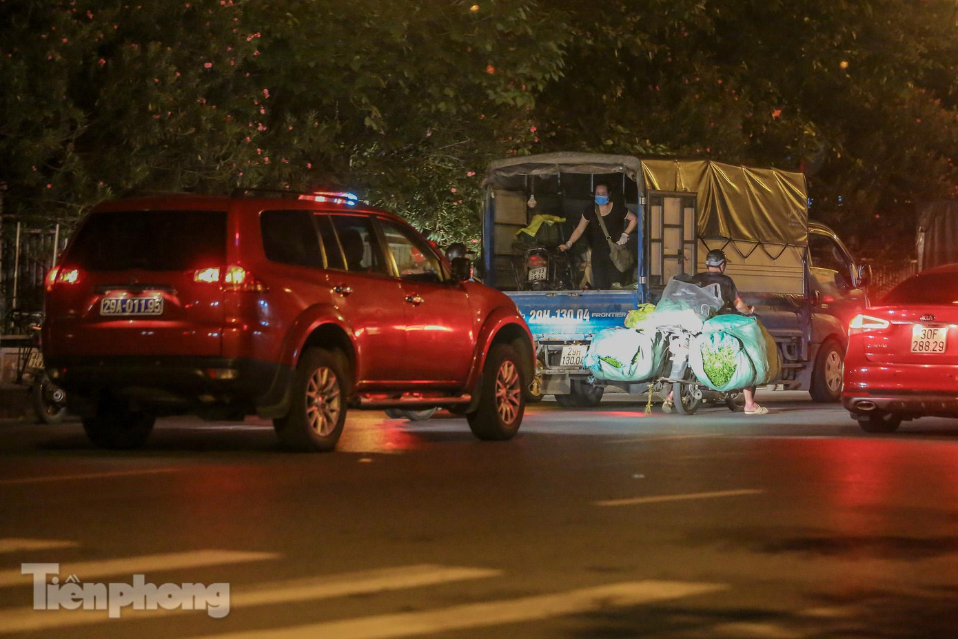 Khi thấy lực lượng chức năng, nhiều xe tải nhanh chóng thu gọn, di chuyển.