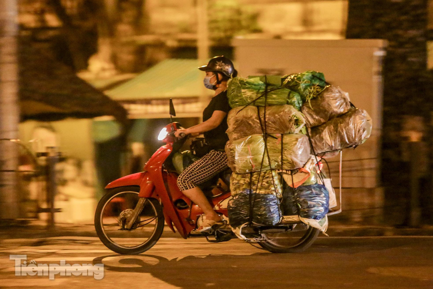 Những tiểu thương mua buôn sau khi gom đủ hàng bắt đầu vận chuyển về các địa điểm để bán lẻ.