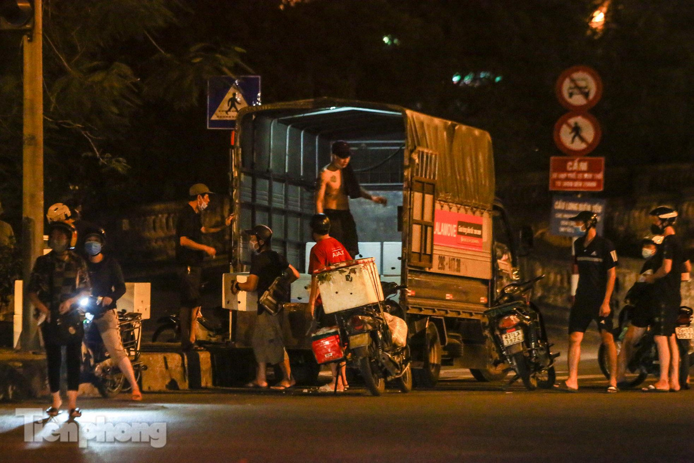 Ban Chỉ đạo phòng chống dịch COVID-19 quận Ba Đình đã giao phường Phúc Xá ban hành quyết định phong toả chợ Long Biên từ 12h ngày 3/8. Lý do phong toả chợ, theo quận Ba Đình là do có trường hợp mắc COVID-19 (N.Q.T, sinh năm 1994, tạm trú ngõ 187 Hồng Hà) đến giao hàng cho một số tiểu thương tại chợ.