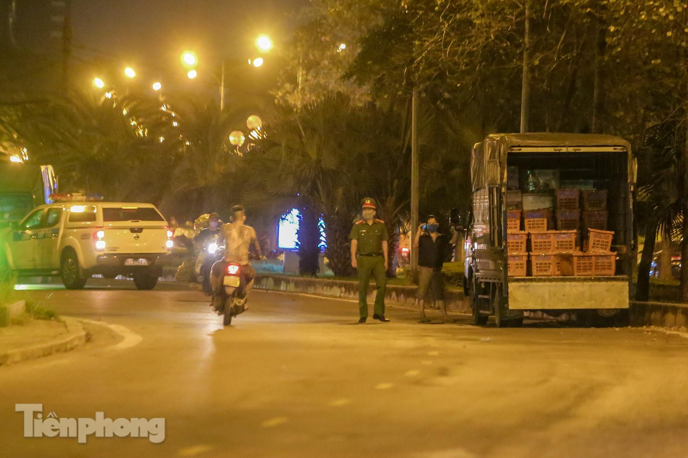 Nhiều xe dừng đỗ bên ngoài cổng chợ Long Biên đã bị lực lượng chức năng kiểm tra, xử phạt.