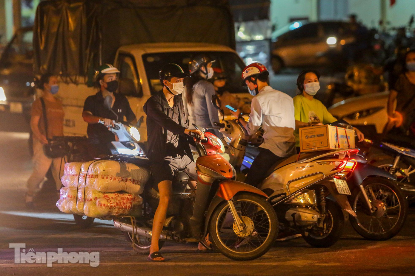 Nhiều tiểu thương từ các chợ khác cho biết, mặc dù chợ Long Biên phong tỏa nhưng vẫn phải lên đây để mua, nếu không mua buôn thì hôm sau không có gì để bán.