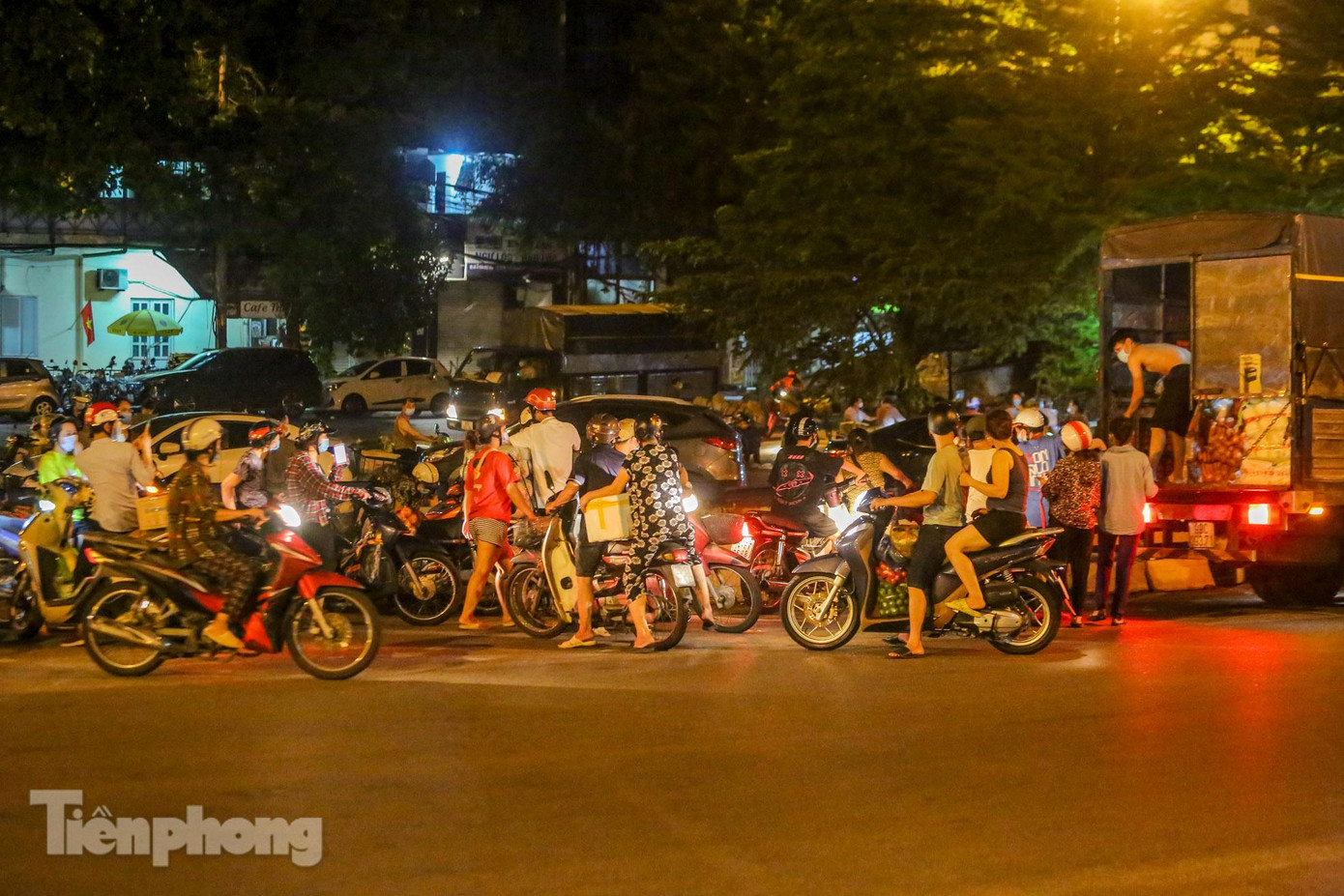 Tuy nhiên, theo ghi nhận của PV, khoảng 22h ngày 3/8, rất đông tiểu thương có mặt tại khu vực ngoài đường Yên Phụ trao đổi mua bán.