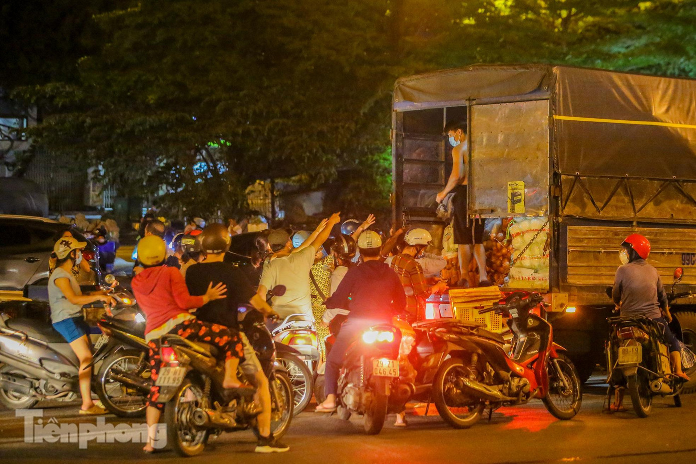 Nhiều xe hàng bán buôn tìm chỗ đỗ ngay dưới lòng đường, kéo theo hàng chục chiếc xe máy của khách hàng.