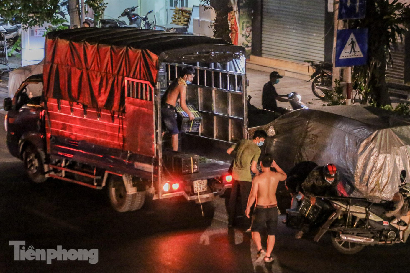 Các xe hàng nối đuôi nhau dừng đỗ, dỡ hàng ngay dưới lòng đường suốt buổi đêm.