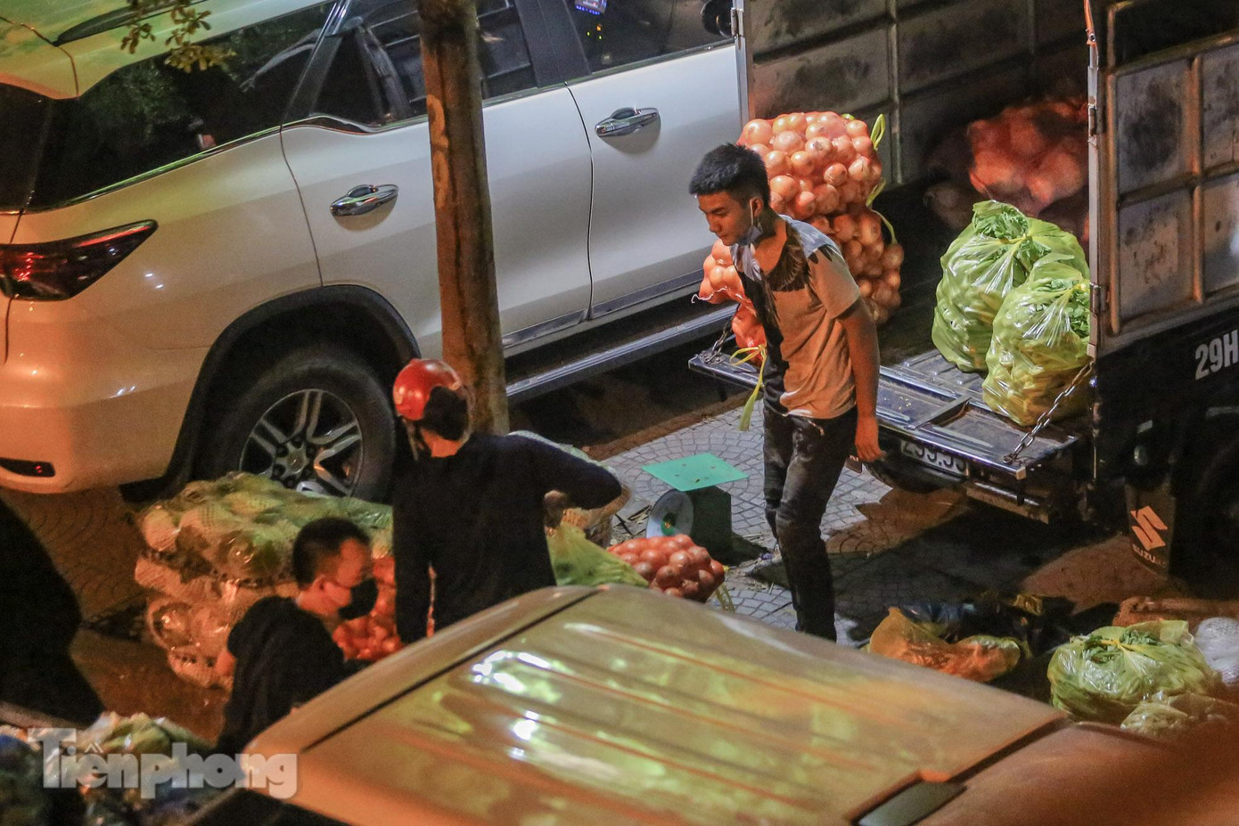 Một số người còn không đeo khẩu trang, thậm chí kéo khẩu trang xuống cằm khi giao tiếp.