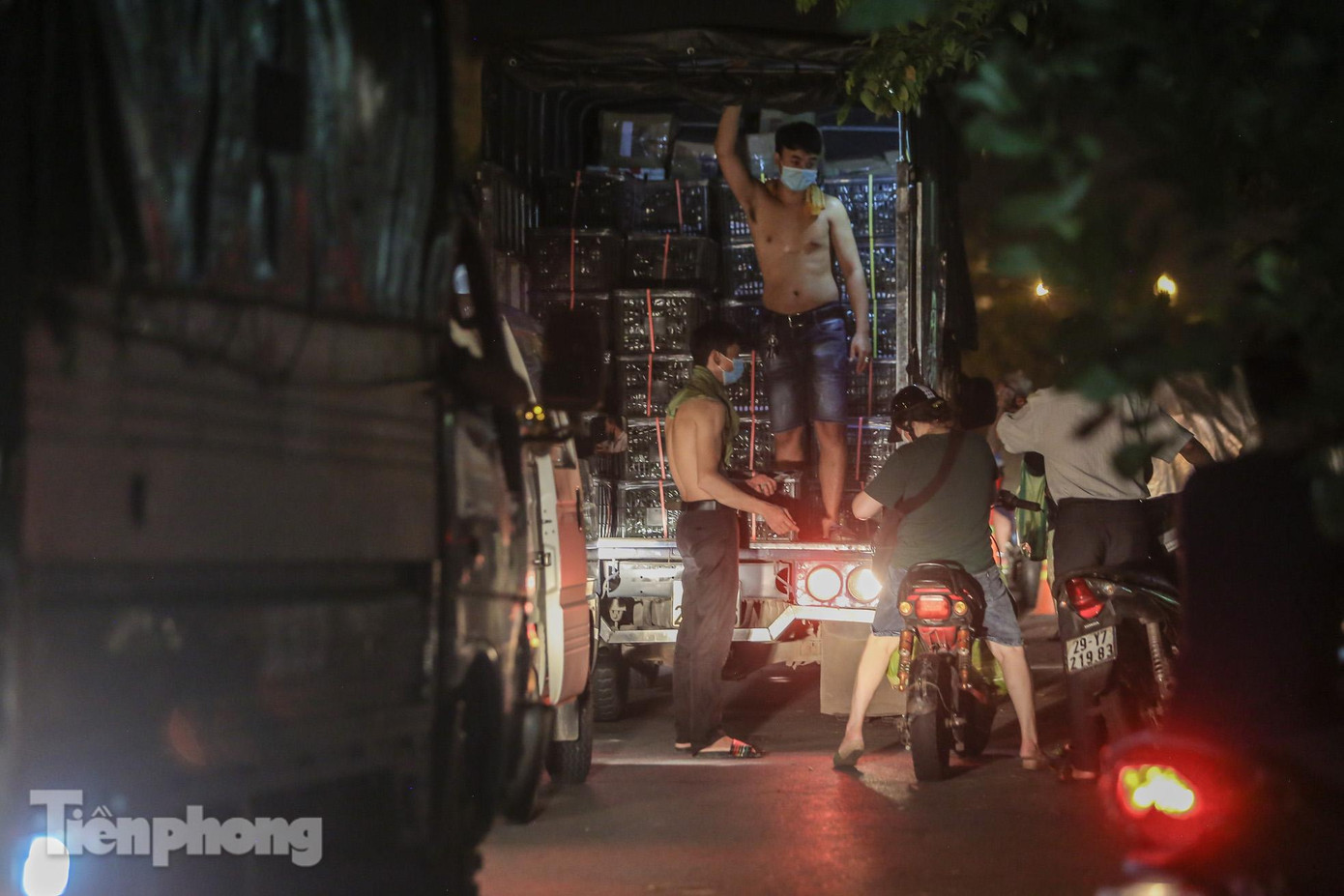 Việc giao dịch mua bán diễn ra ngay tại xe dưới lòng đường.