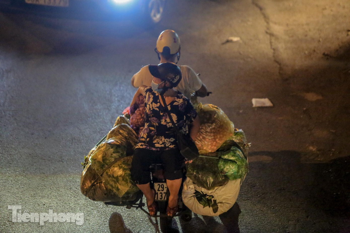 Trước khi phong tỏa, chợ Long Biên hoạt động buôn bán chủ yếu với mặt hàng hoa quả nông sản thực phẩm, với trên 1.200 hộ kinh doanh, chợ hoạt động 24 giờ/ngày chủ yếu là về đêm.