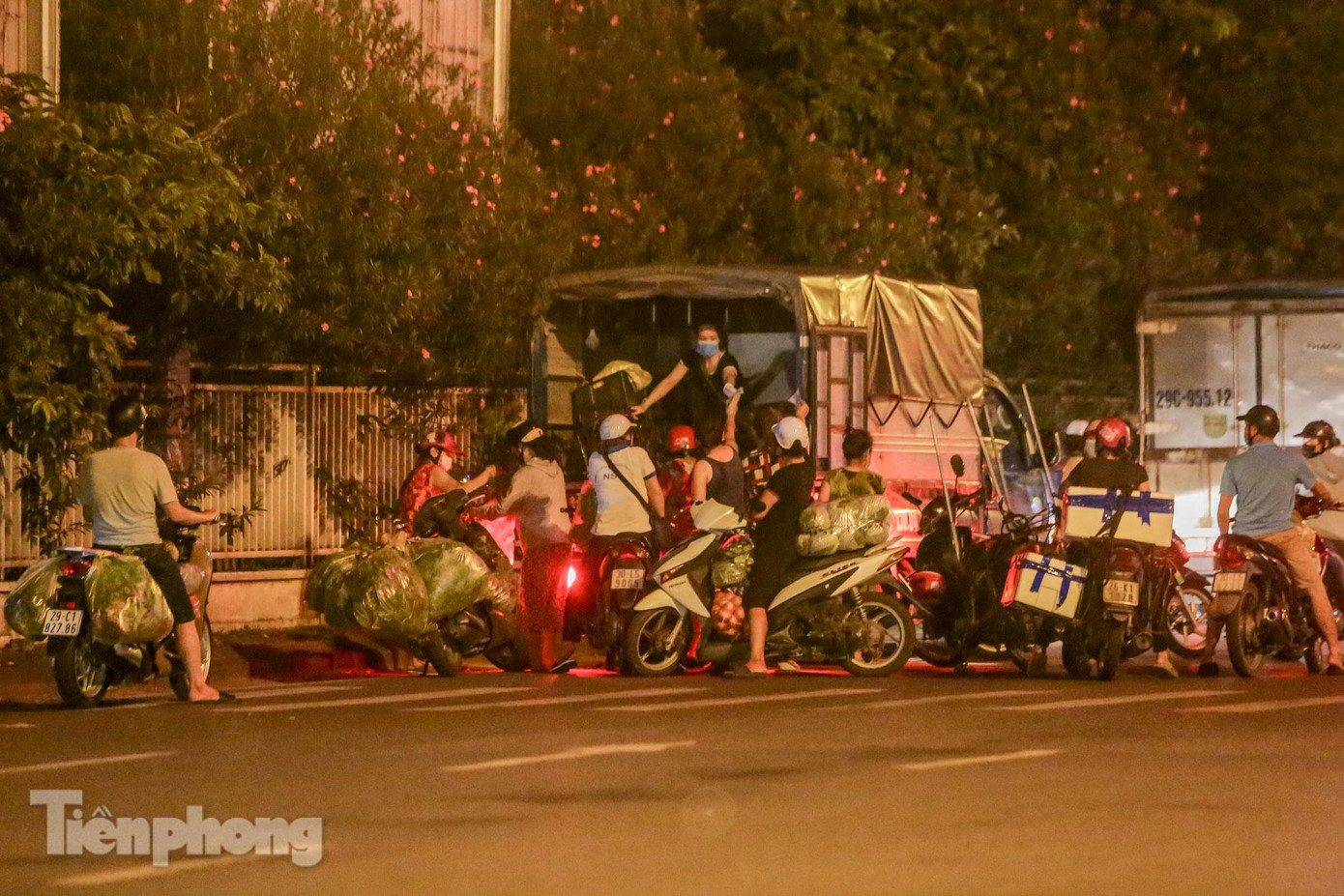 Chỉ cần xe chở hàng dừng đỗ là có rất nhiều người tụ tập lại trao đổi, mua bán.