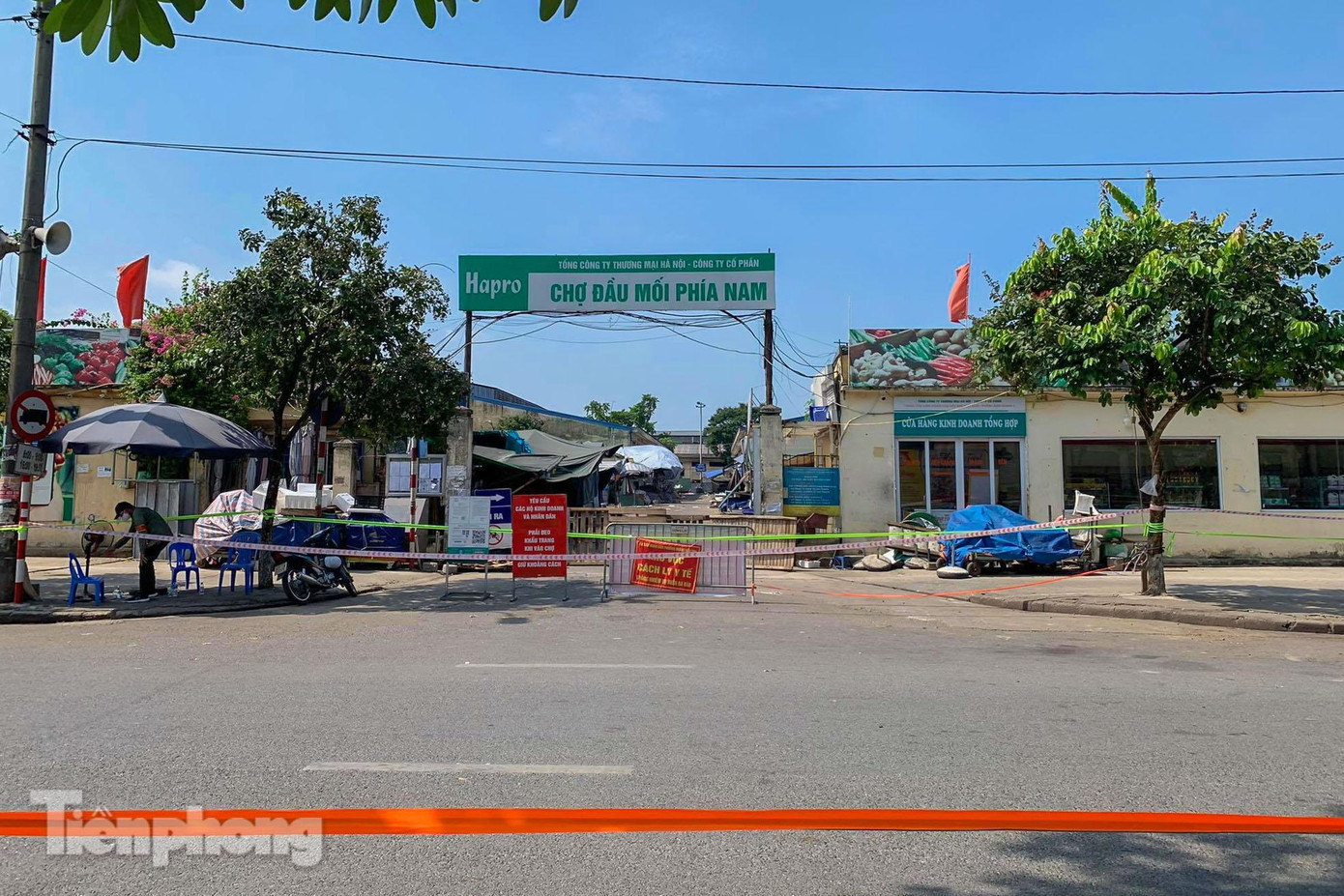 Hàng loạt chợ đầu mối của Hà Nội như Long Biên, Tân Mai, Phùng Khoang, Minh Khai bị cách ly y tế khi phát hiện ca nhiễm COVID-19. Hàng loạt chợ đầu mối của Hà Nội như Long Biên, Tân Mai, Phùng Khoang, Minh Khai bị cách ly y tế khi phát hiện ca nhiễm COVID-19.