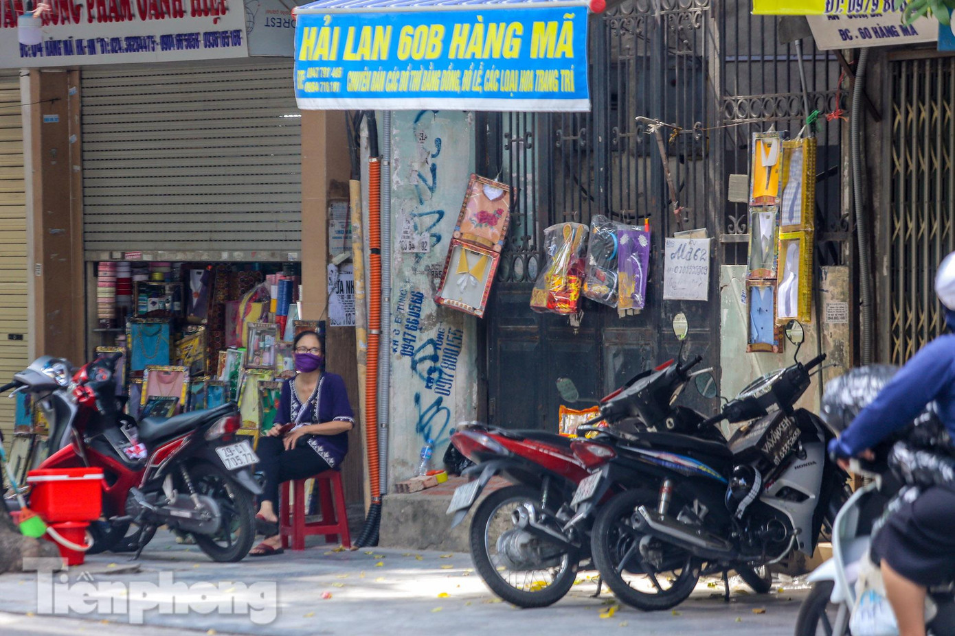 Một số người dân bày vàng mã bán ở bên đường.
