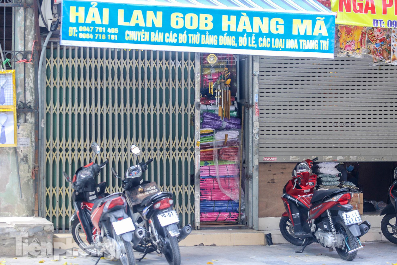 Cửa hé nhưng "lộ" ra các sản phẩm vàng mã, khách có nhu cầu sẽ vào hỏi.