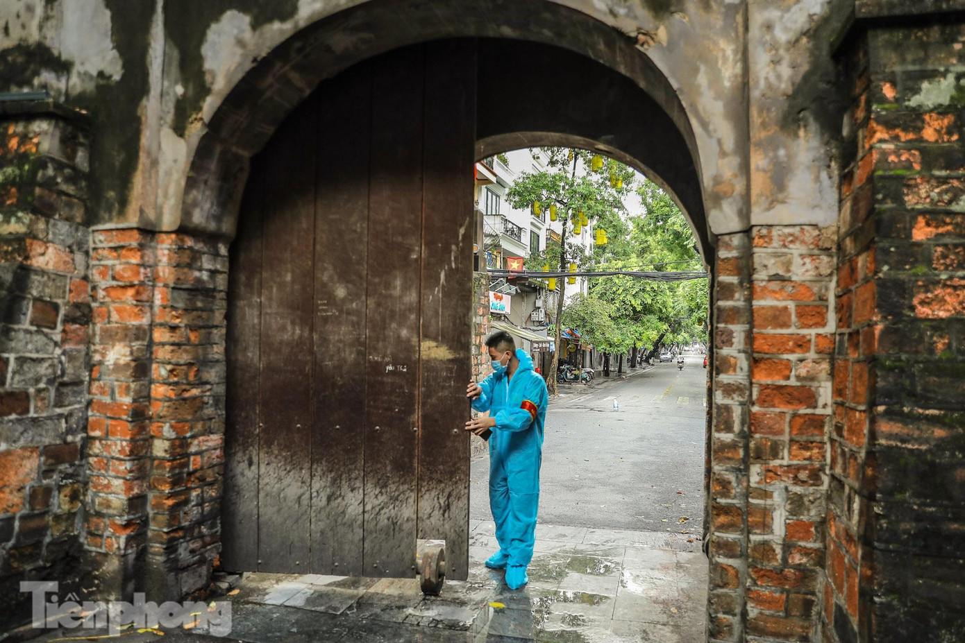 Khoảng 6h, cánh cửa bằng gỗ được lực lượng chức năng mở ra.